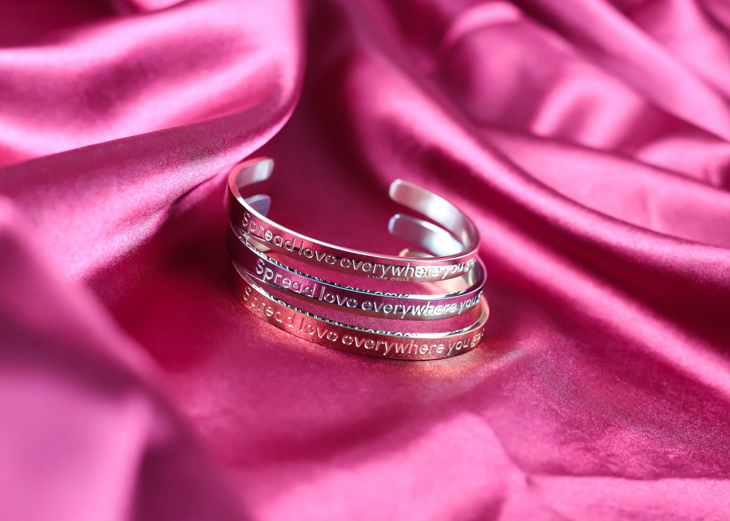 Espalhe amor onde quer que vá: pulseira de aço inoxidável com texto gravado