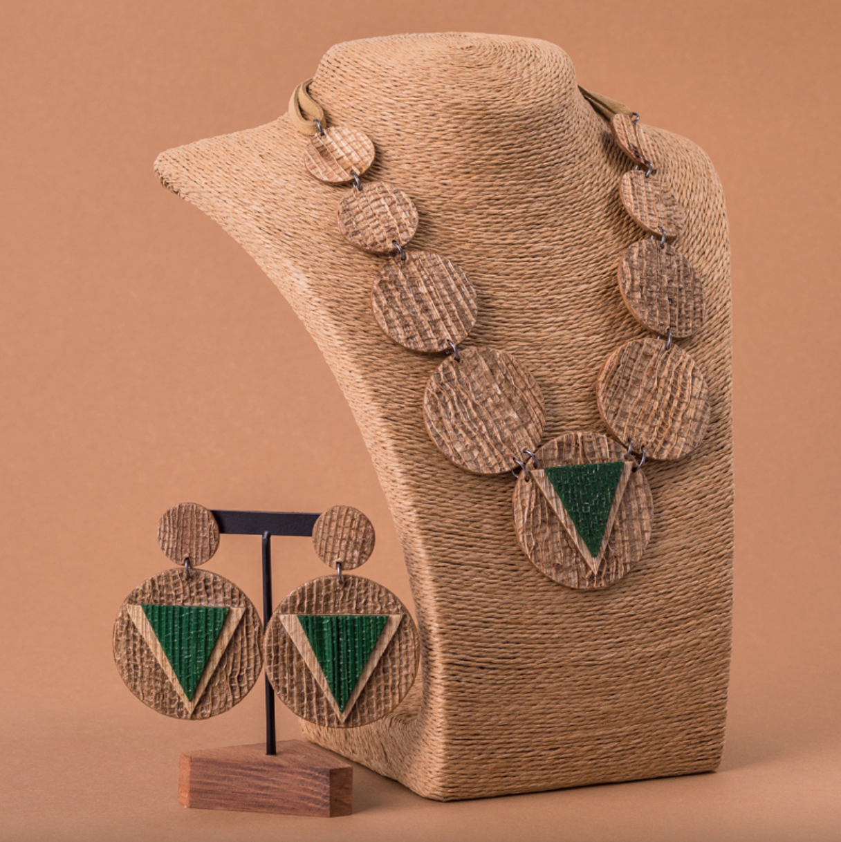 Dunkelgrüne Equilibrium-Ohrringe: Stilvolle und nachhaltige Statement-Ohrringe aus recycelten Materialien
