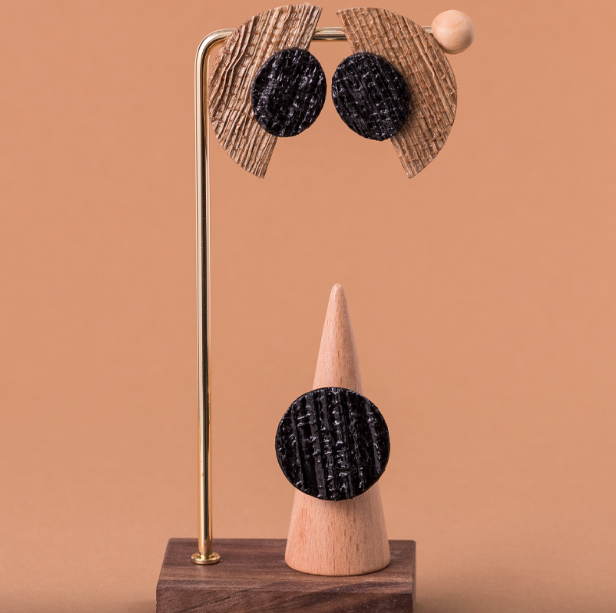 Brincos meia-lua pretos: brincos elegantes e marcantes feitos de fibra de banana