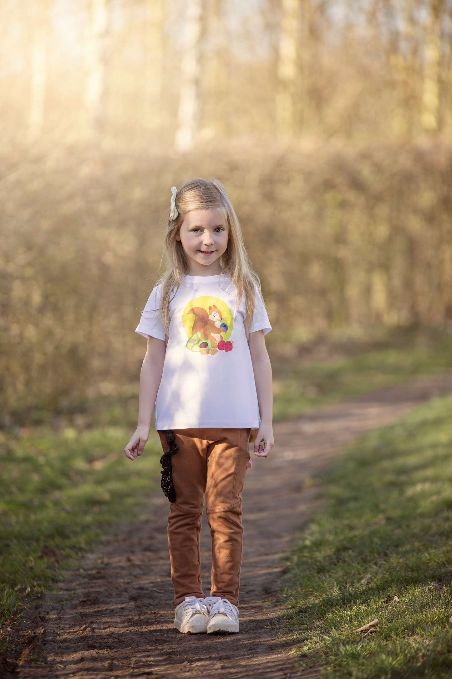 T-shirt de algodão orgânico branco esquilo para crianças: T-shirt sustentável e elegante inspirada nos esquilos brincalhões do Hyde Park