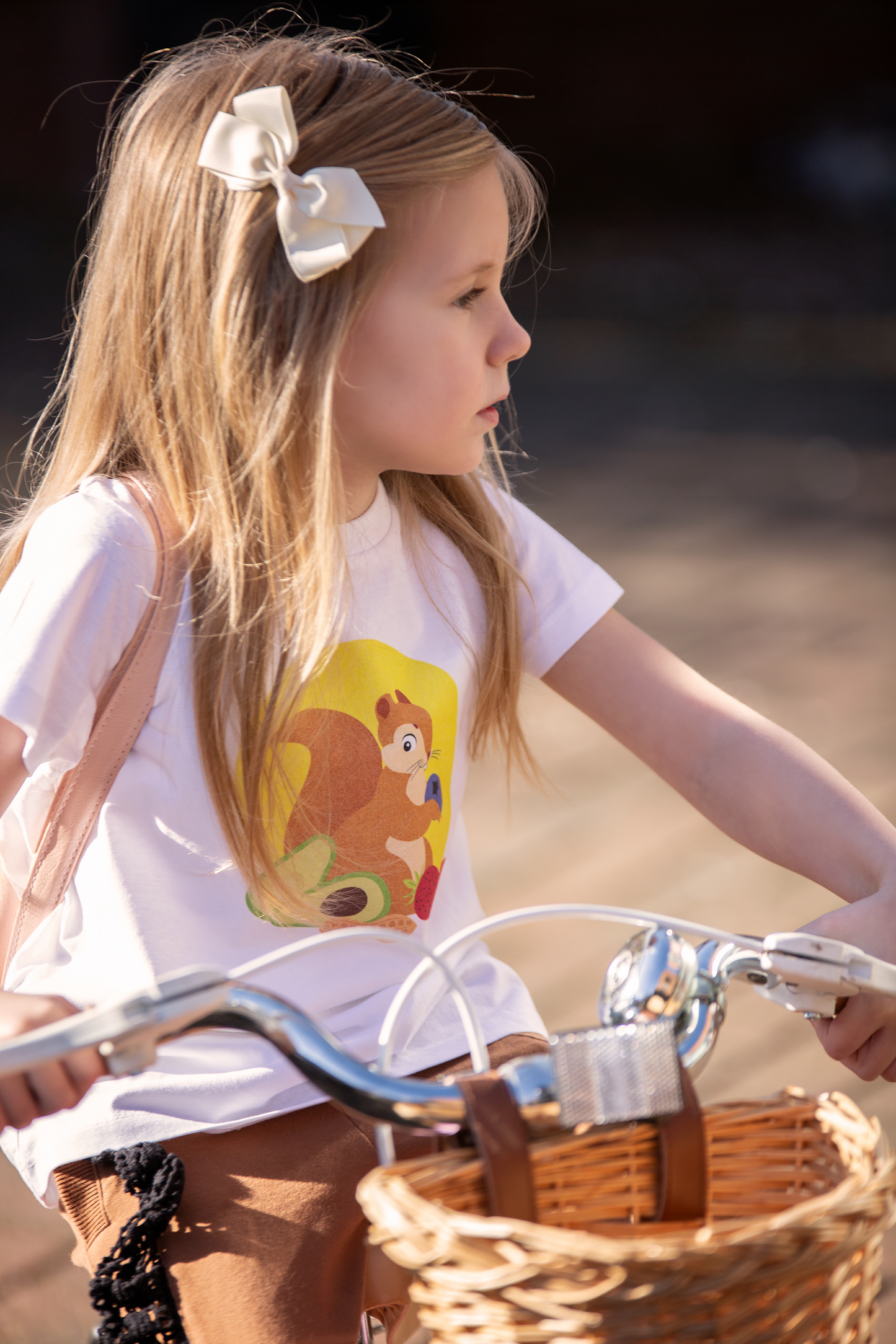 Weißes Eichhörnchen-T-Shirt aus Bio-Baumwolle für Kinder: Nachhaltiges und stilvolles T-Shirt, inspiriert von den verspielten Eichhörnchen aus dem Hyde Park